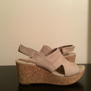 Clarks size 9 tan Annadel Ivory wedge